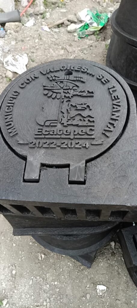 Brocal Y Tapa De Polietileno Rejilla Pluvial De Banqueta Con El Logotipo Del Municipio De Ecatepec Estado De Mexico007 Hidraulica Inslataciones MlyLr